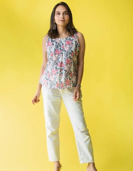 Short Kurti With Sleeveless And Casual Jeans